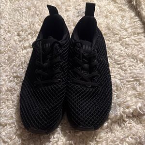 All-Black Mesh Sneakers - Slip-On Athletic Style